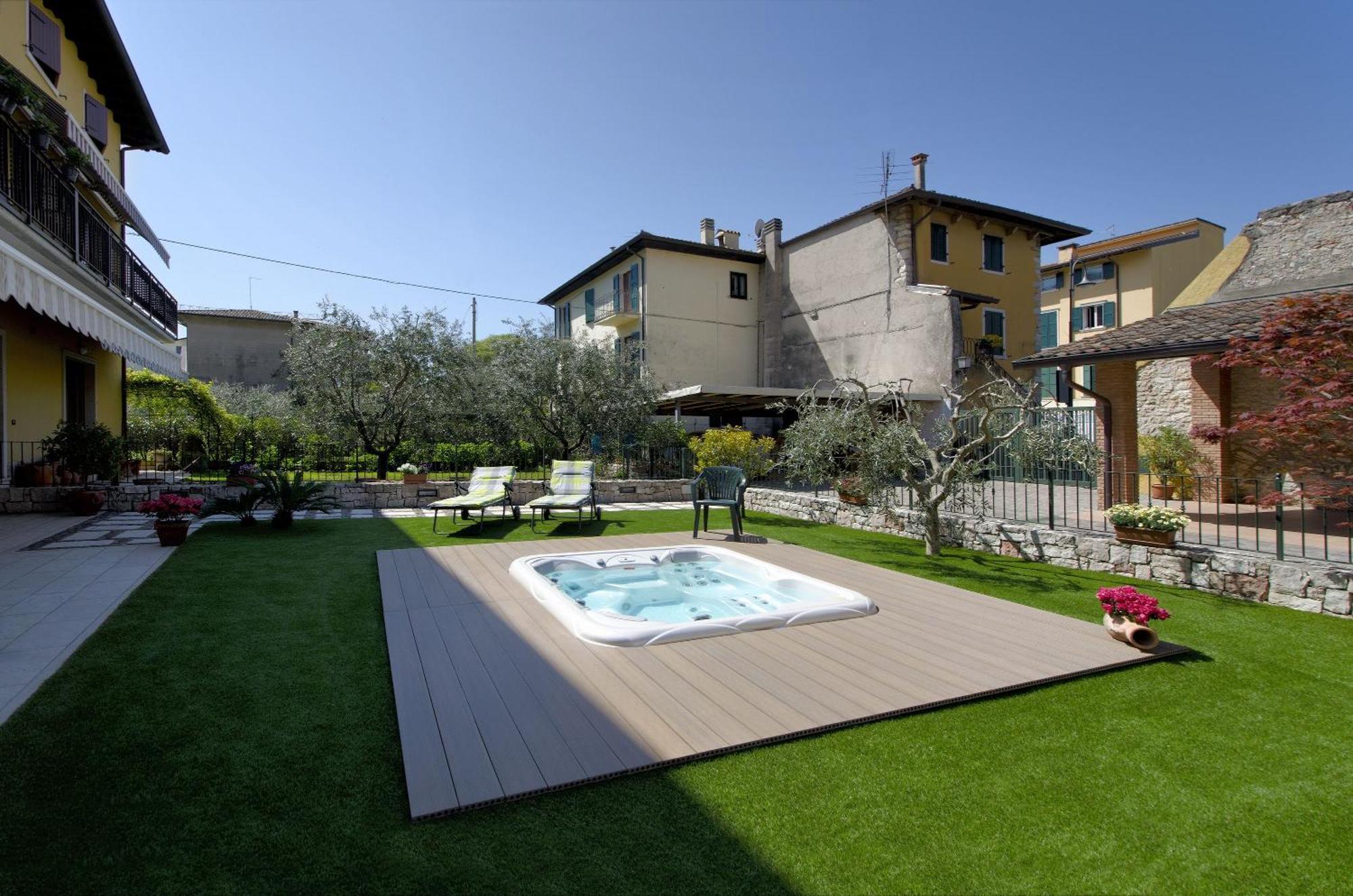 Accogliente Apt Al Centro Con Giardino E Jacuzzi Apartamento Torri Del Benaco Exterior foto